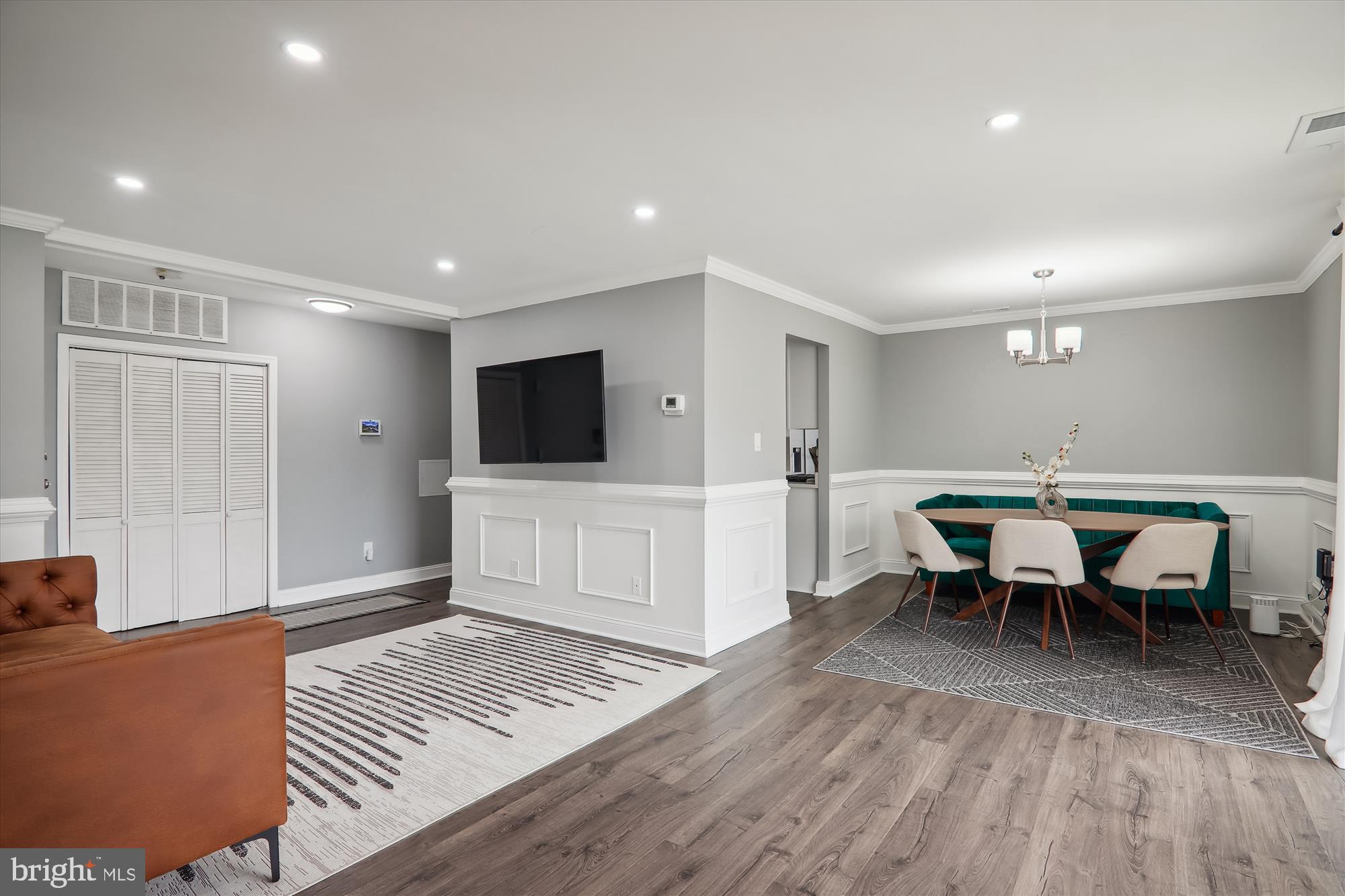 HUNTLEY SQUARE CONDOMINIUMS - Residential