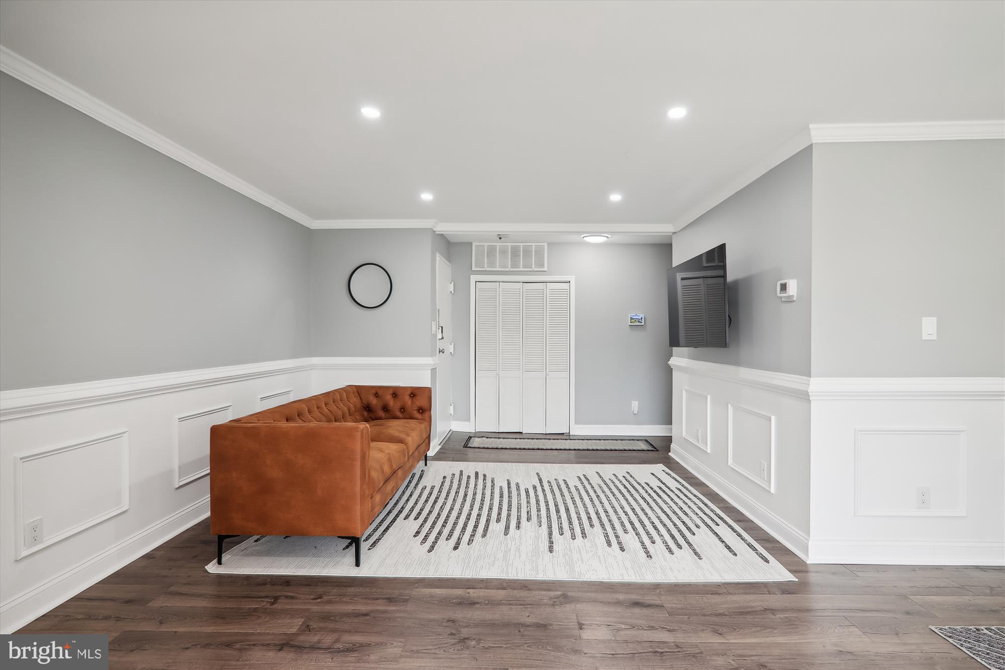 HUNTLEY SQUARE CONDOMINIUMS - Residential