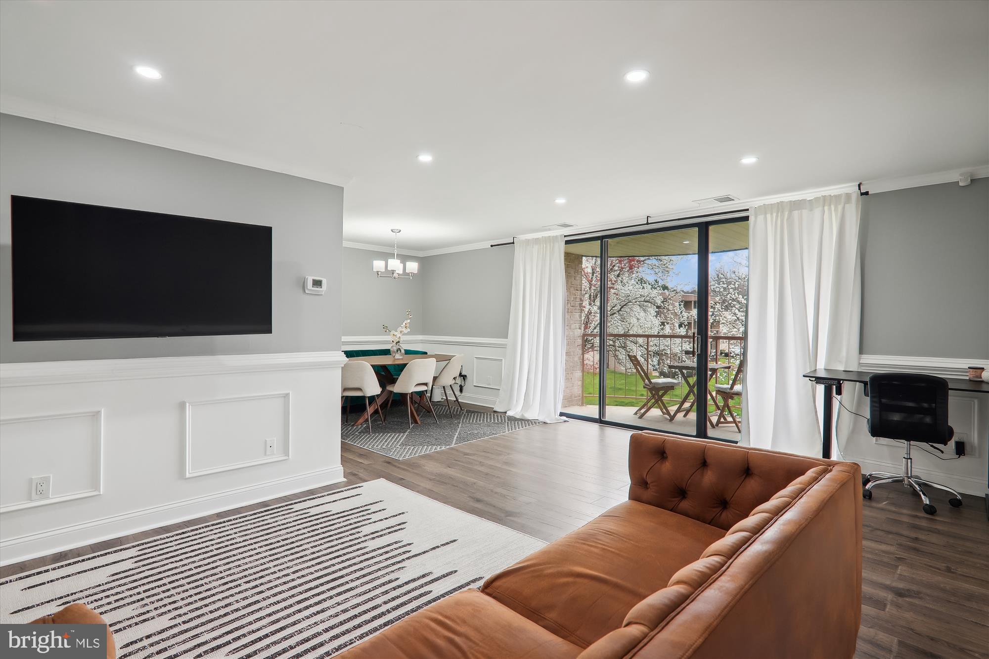 HUNTLEY SQUARE CONDOMINIUMS - Residential