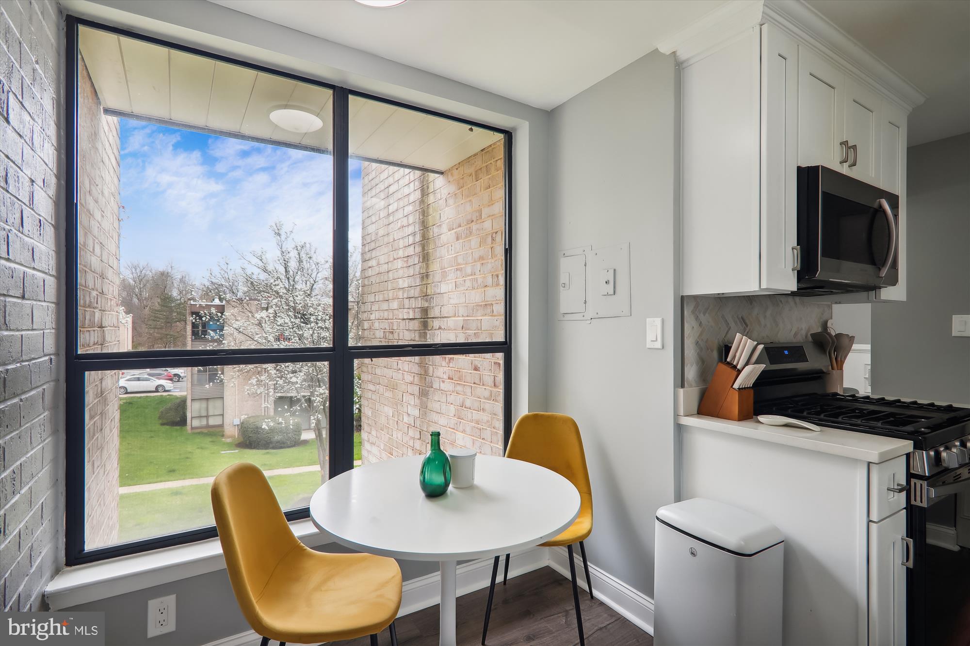 HUNTLEY SQUARE CONDOMINIUMS - Residential