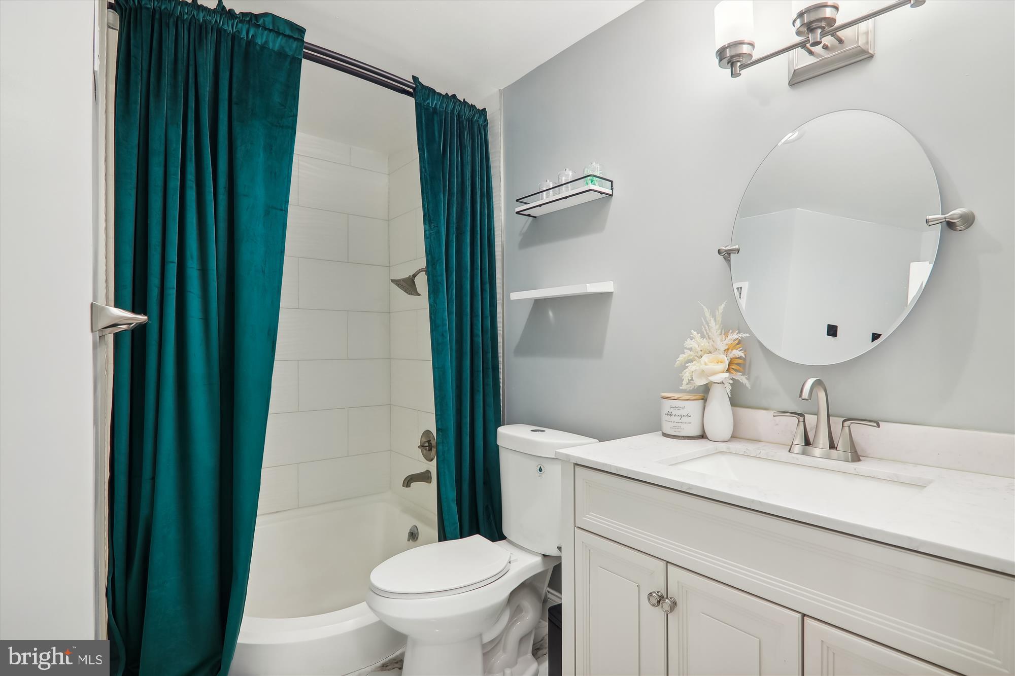 HUNTLEY SQUARE CONDOMINIUMS - Residential