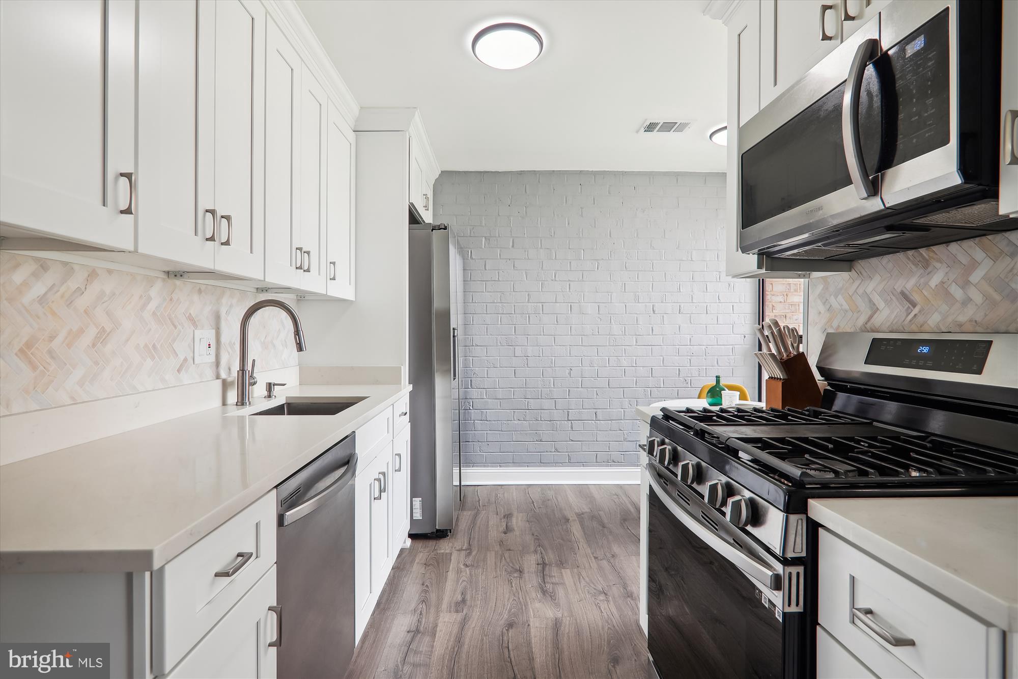 HUNTLEY SQUARE CONDOMINIUMS - Residential