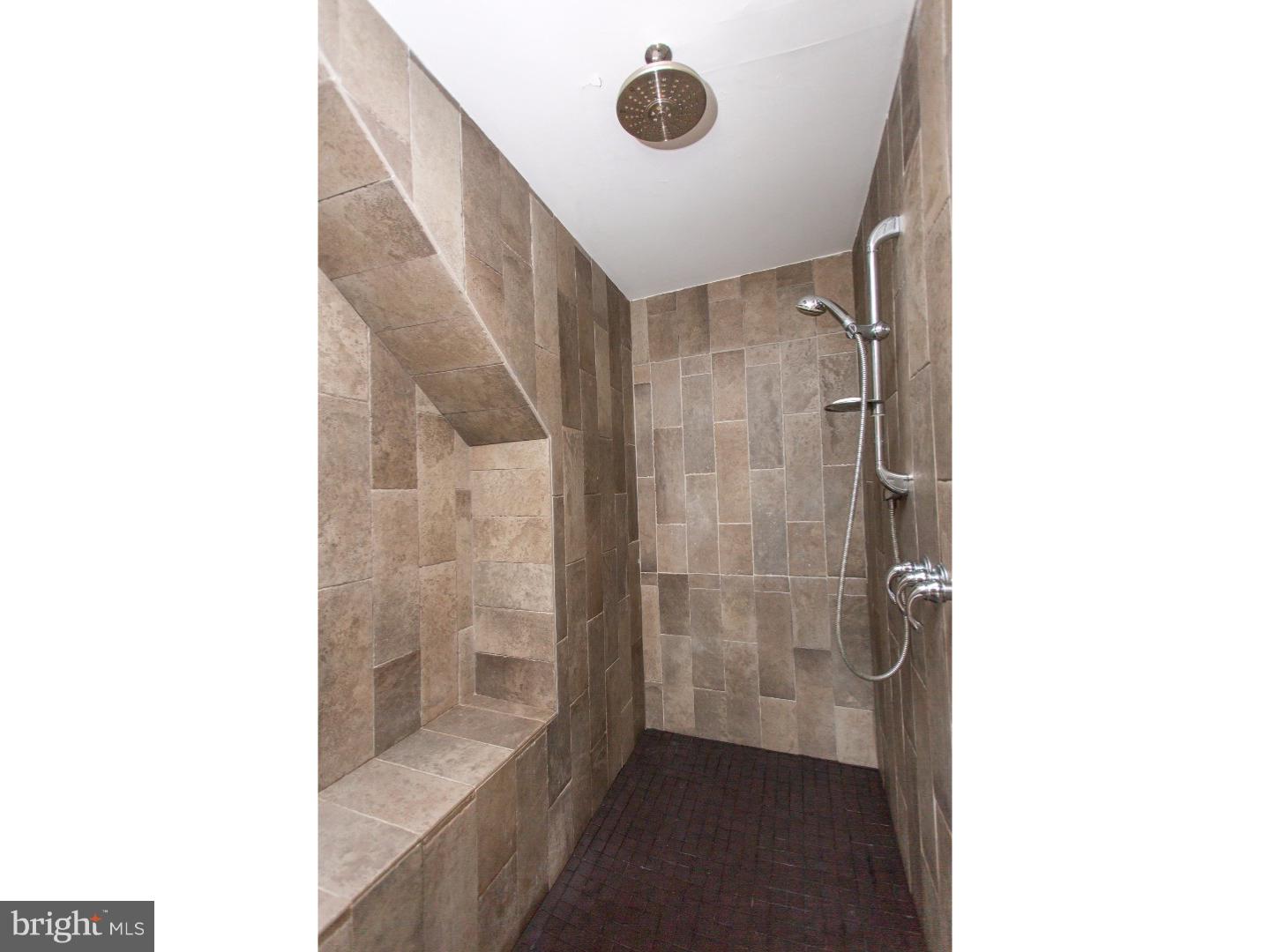 QUEEN VILLAGE - Residential