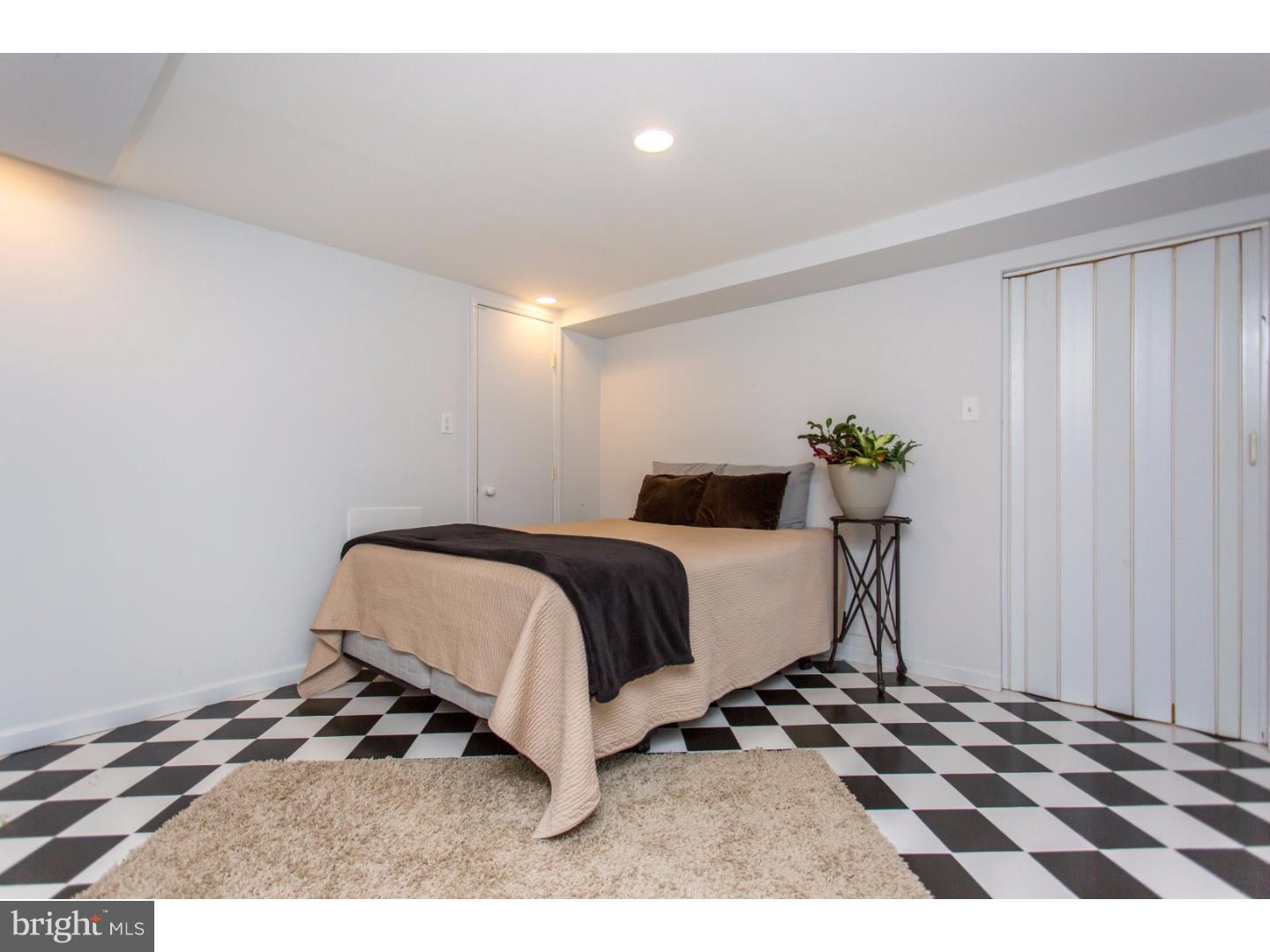 QUEEN VILLAGE - Residential