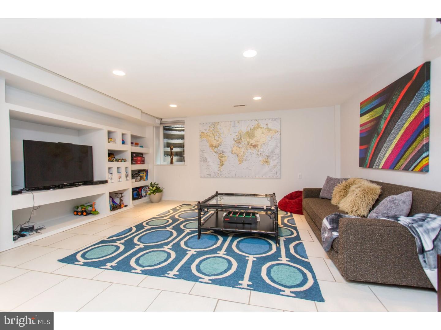 QUEEN VILLAGE - Residential