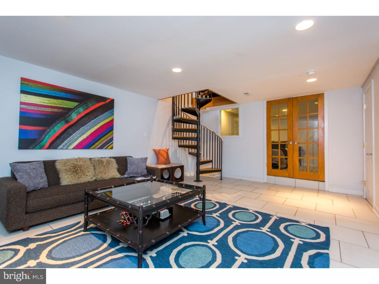 QUEEN VILLAGE - Residential