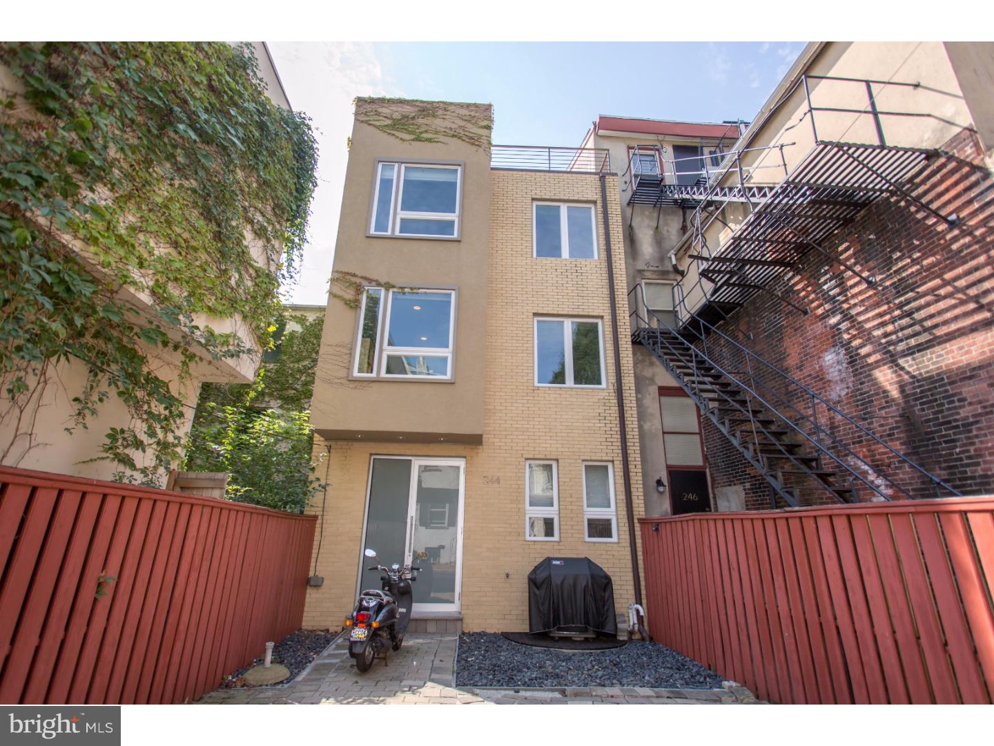 QUEEN VILLAGE - Residential