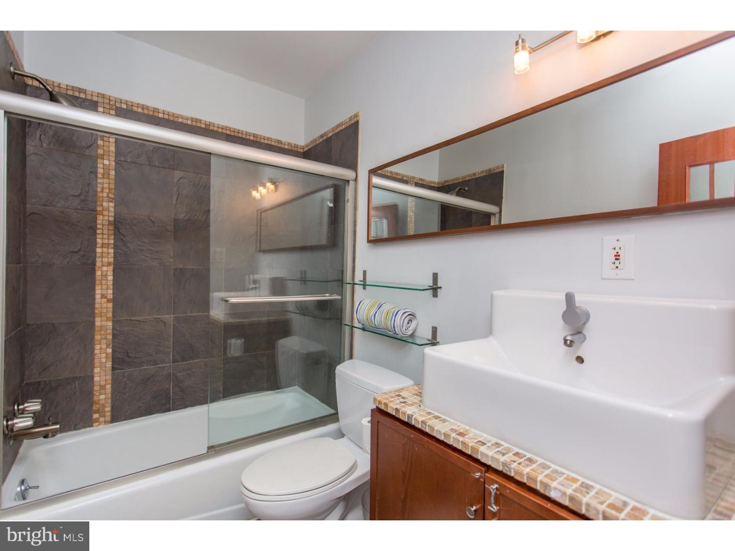 QUEEN VILLAGE - Residential