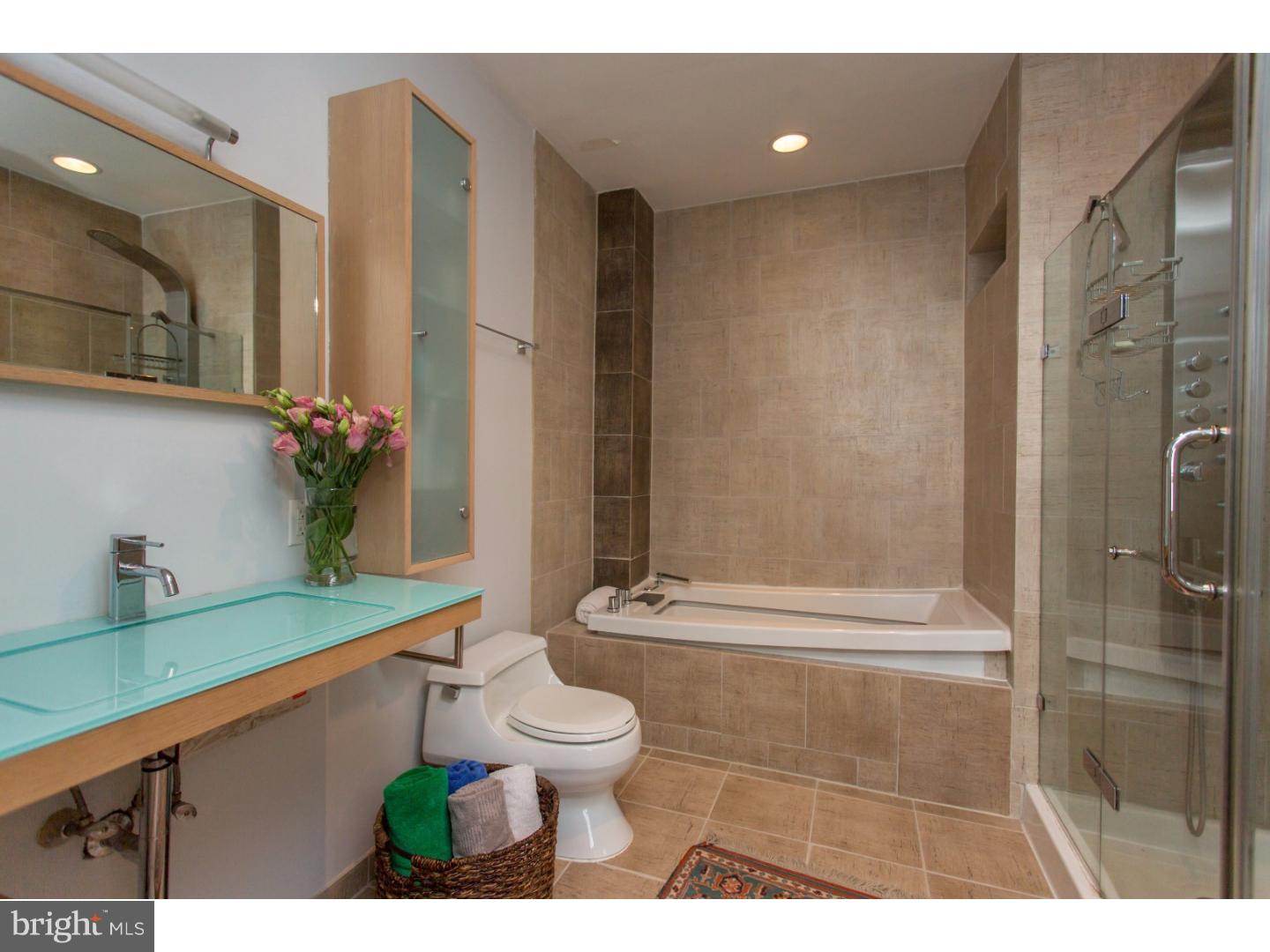 QUEEN VILLAGE - Residential