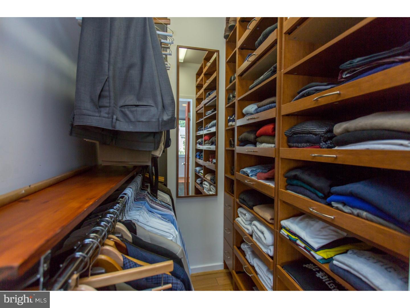 QUEEN VILLAGE - Residential