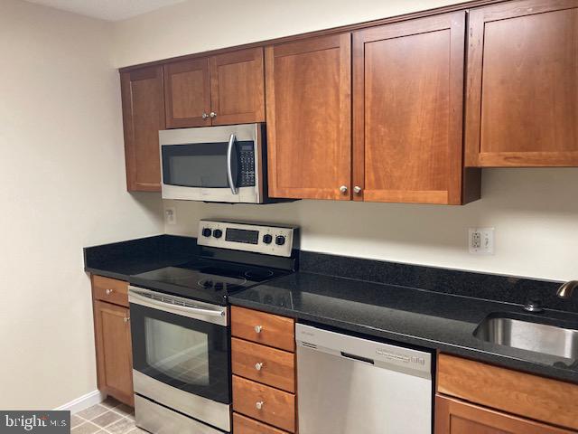 CARLYLE TOWERS CONDOMINIUM - Residential Lease