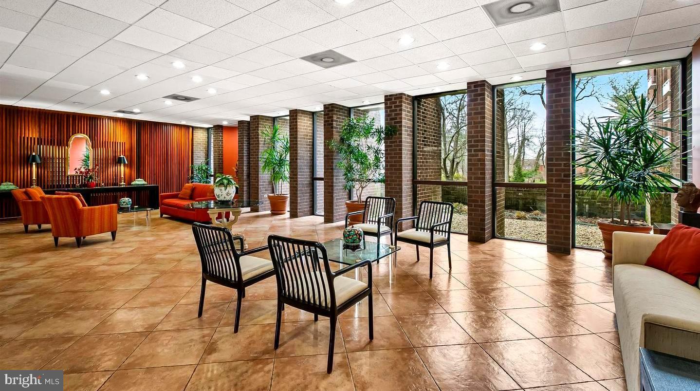 SUBURBAN OAKS - Residential