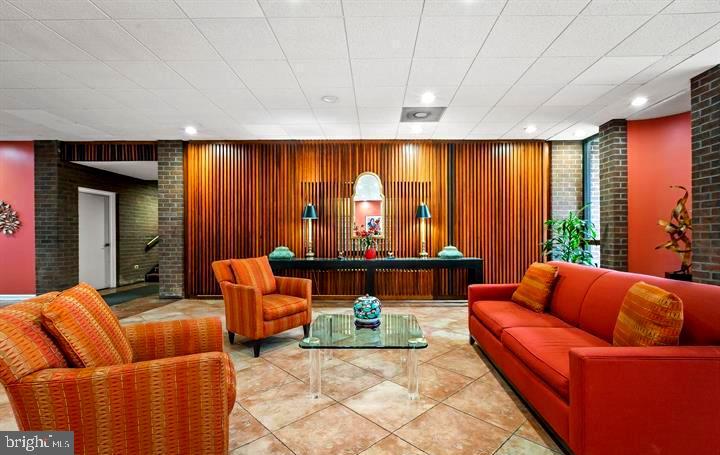 SUBURBAN OAKS - Residential