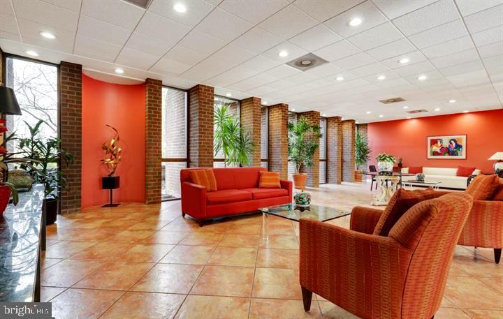 SUBURBAN OAKS - Residential