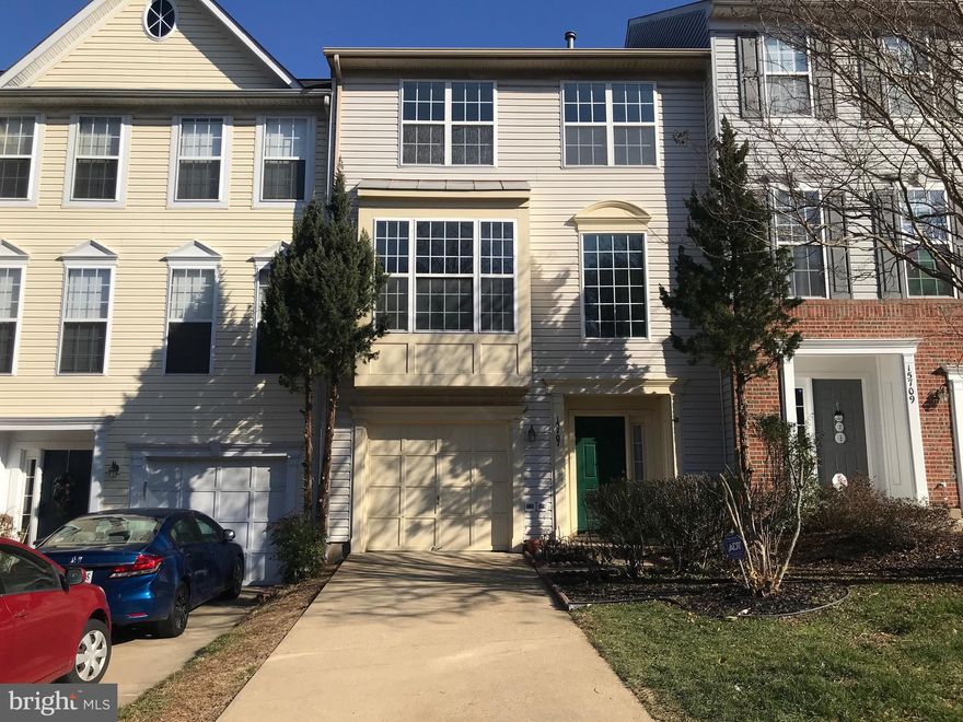 ABSOLUTELY GORGEOUS! OPEN FLOOR PLAN. 3 LEVEL TOWNHOME WITH GARAGE! IT OFFERS OVER 2,400 SF TO ENJOY. HARDWOOD FLOORS, 9FT CEILINGS. NICE AND BRIGHT MAIN LEVEL WITH LOTS OF WINDOWS. HUGE LIVING AND DINING ROOM. A SITTING AREA NEXT TO KITCHEN. KITCHEN WITH TONS OF BRAND NEWER CABINETS. STAINLESS STEEL APPLIANCES. NEWER QUARTZ COUNTERTOPS. DECK OFF KITCHEN, PERFECT FOR GRILLING AND OUTDOOR LIVING. UPPER LEVEL HAS 3 BEDROOMS AND 2 FULL BATHS. PRIMARY BATH WITH NICE JACUZZI TUB AND SEPARATE SHOWER AND 2 VANITIES.  LARGE OWNER'S SUITE WITH VAULTED CEILING AND WALK IN CLOSET.    LOWER LEVEL PERFECT FOR ENTERTAINMENT AND RECREATION OR USE AS 4TH BEDROOM OR HOME OFFICE, LOWER LEVEL ALSO HAS A FULL BATH & WALKS OUT TO A FULLY FENCED YARD WITH NICE PATIO. BEAUTIFUL VIEWS. CLOSE TO FORT BELVOIR, QUANTICO, 95, STONEBRIDGE TOWN CENTER & COMMUTER ROUTES AND SHOPPING AND RESTAURANTS. CLOSE TO VRE. LEESYLVANIA PARK AND CREEK BOARDWALK CLOSE BY. AVAILABLE & MOVE-IN READY NOW! COMMUNITY OFFERS SWIMMING POOL, TENNIS COURTS & PLAYGROUNDS INCLUDED IN RENT.
Pets case by case. Small dog​ less than 20 lbs or a small pet can be considered​ for a non-refundable pet deposit