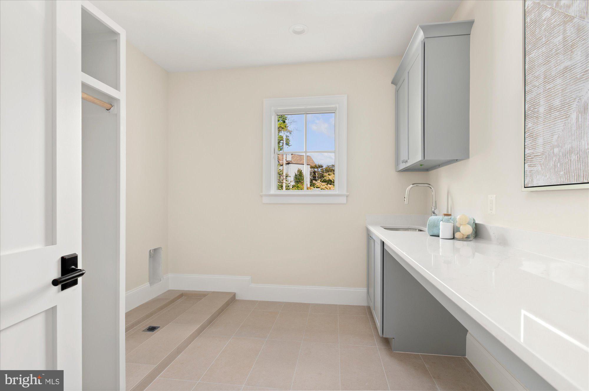 COUNTRY CLUB HILLS - Residential