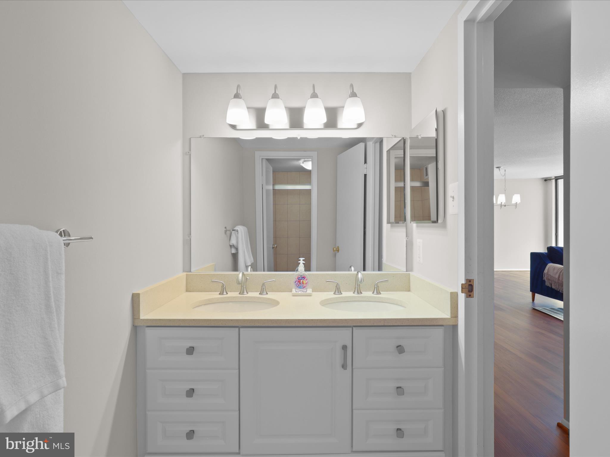 MCLEAN HOUSE - Residential