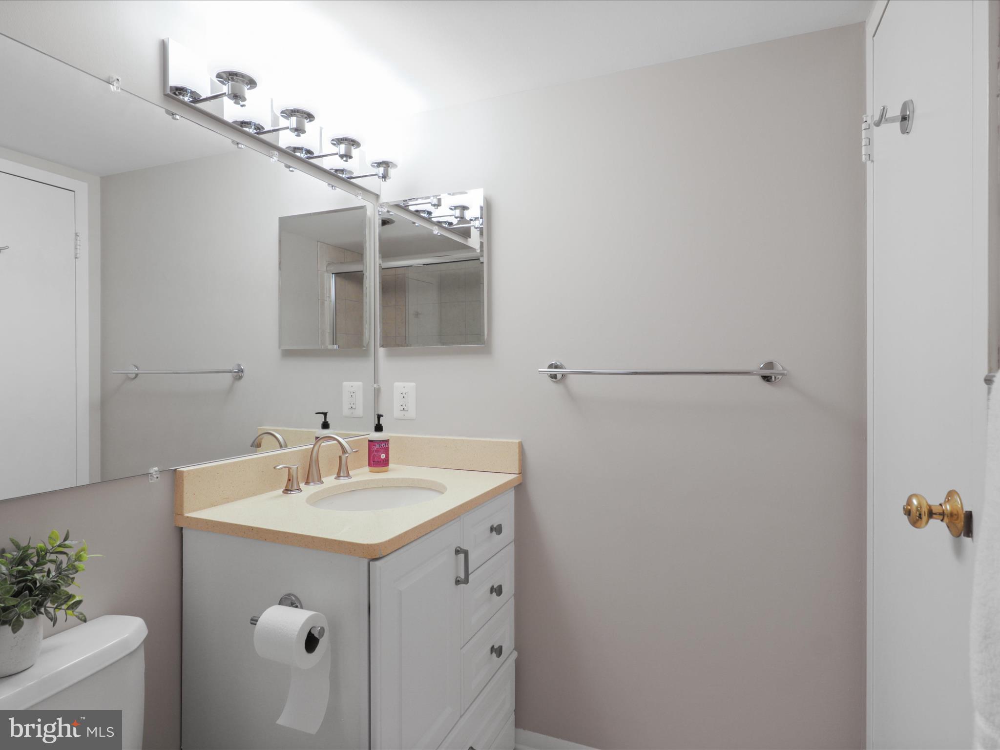 MCLEAN HOUSE - Residential