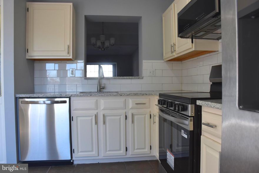 Fully renovated townhouse in a prime location near a shopping center and major highways, featuring fresh paint, brand-new flooring, and a modern kitchen with stainless steel appliances and granite countertops. Enjoy a spacious deck and a fully finished backyard, perfect for relaxing or entertaining. 
Pets are accepted on a case-by-case basis, and a minimum credit score of 650 is required.
Application 
https://apply.link/liE6c4g