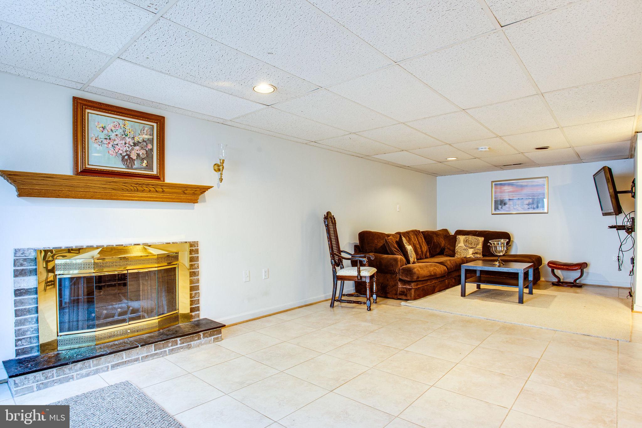 RELDA SQUARE - Residential Lease