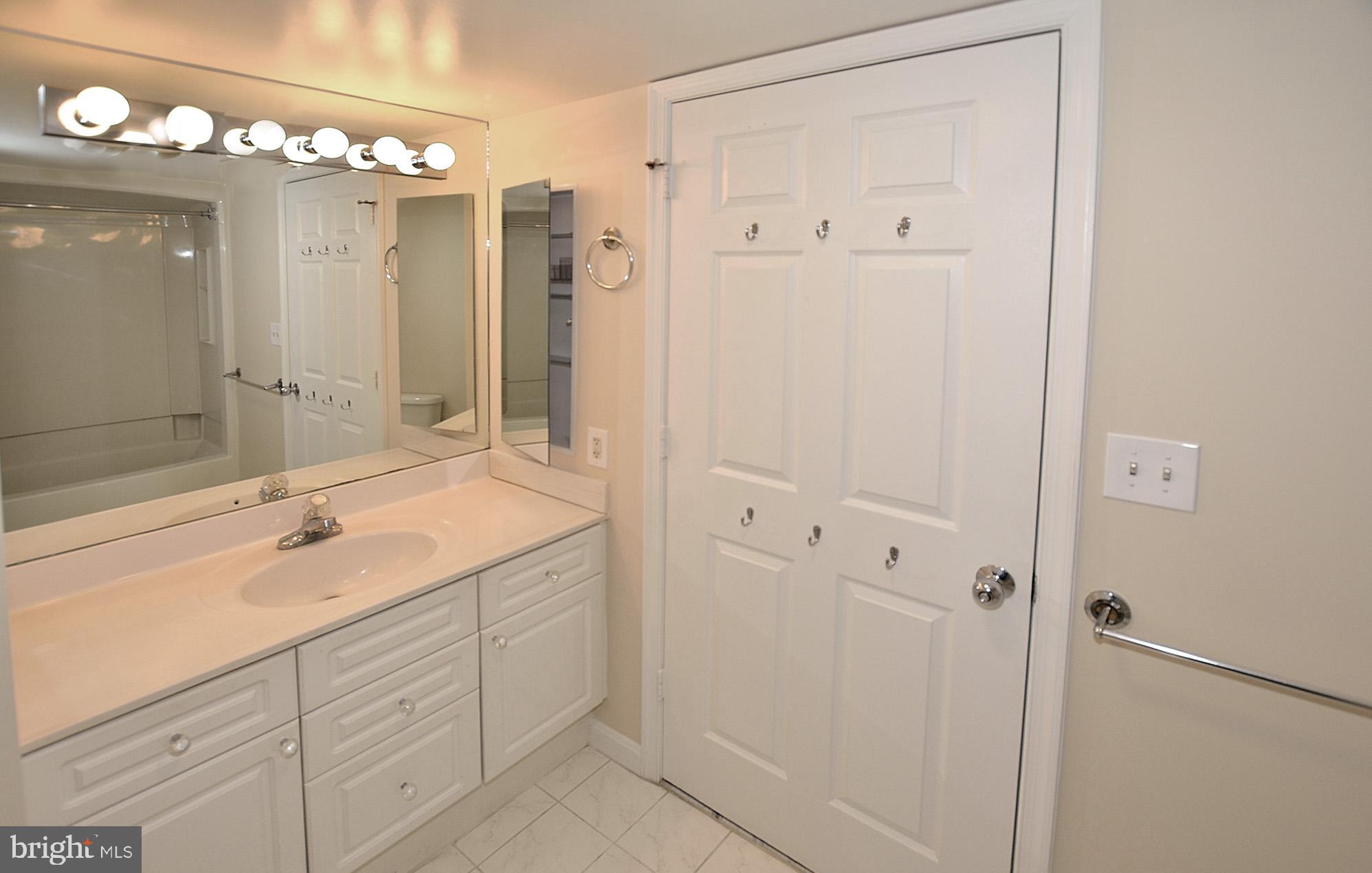 CARLYLE - Residential Lease