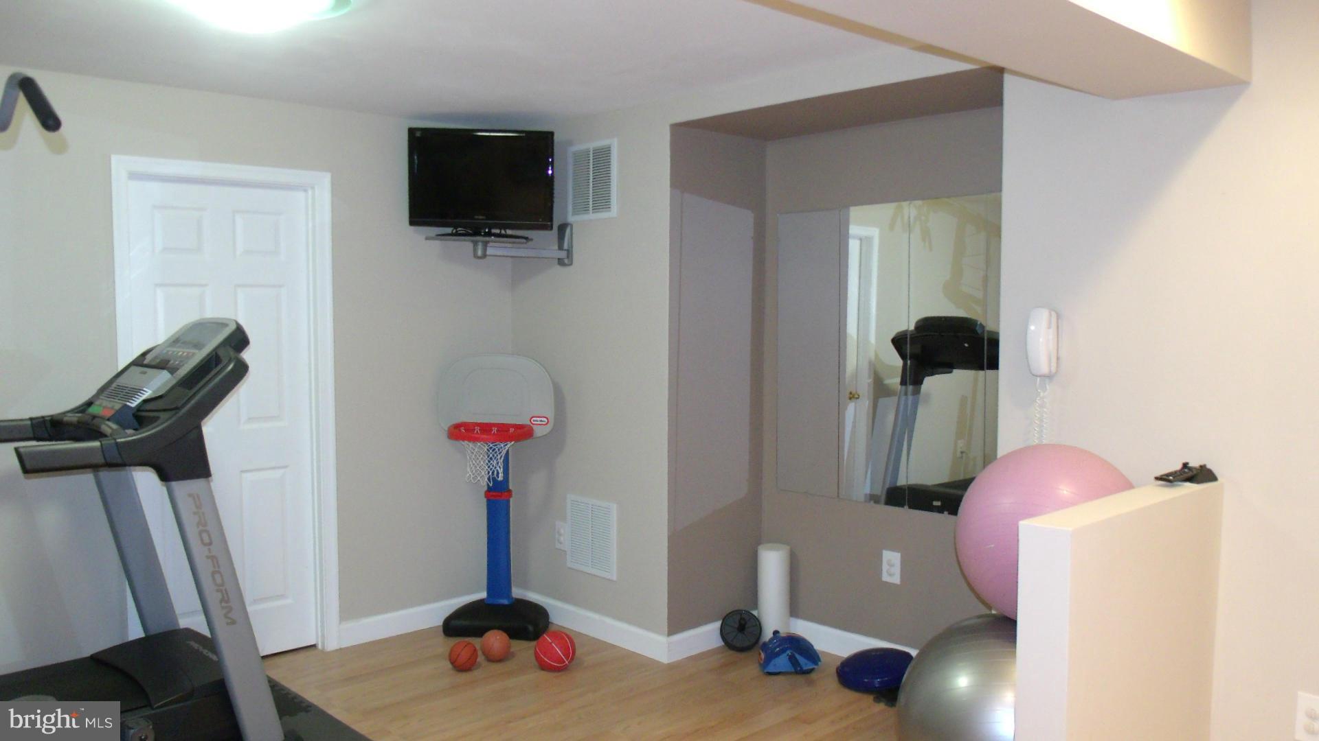BROAD RUN OAKS - Residential