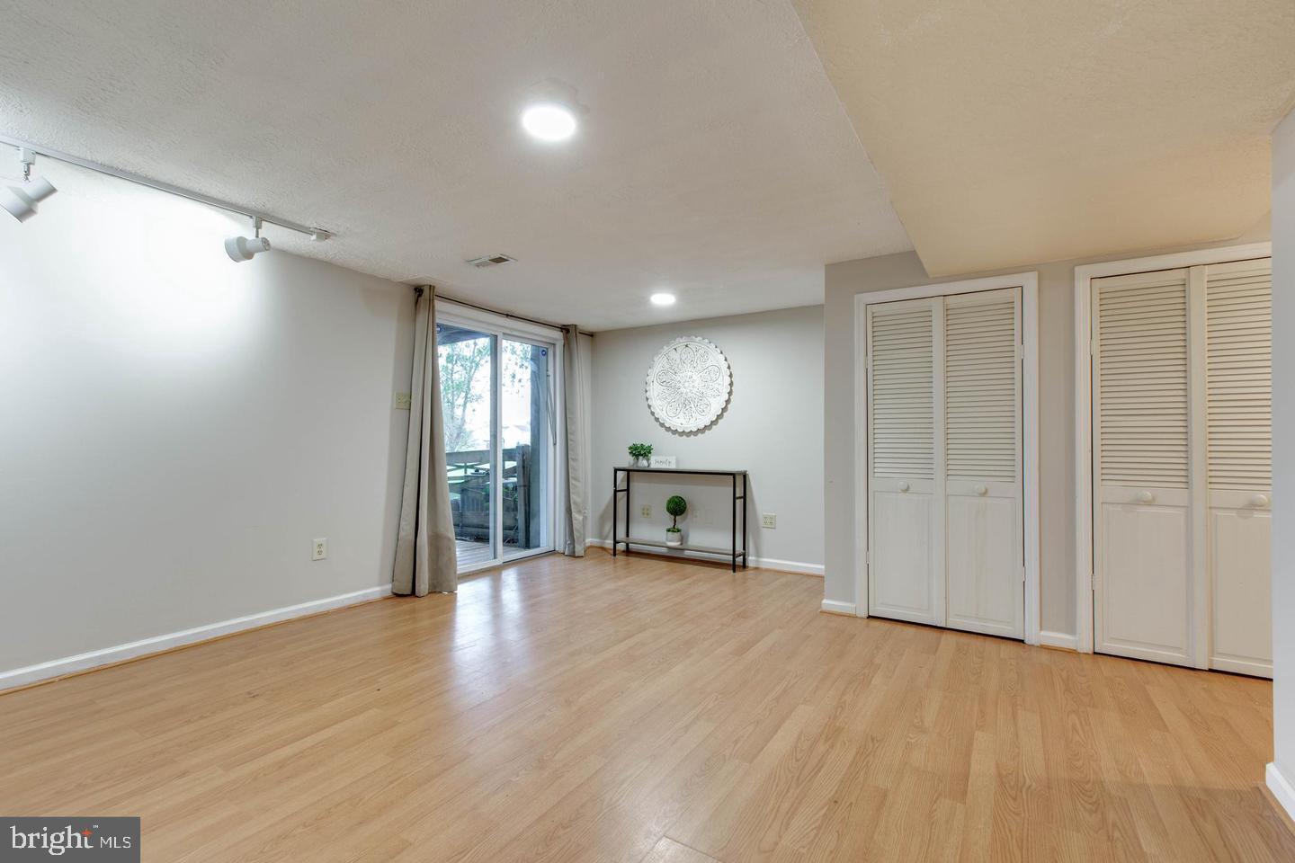 KINGS COURT - Residential Lease