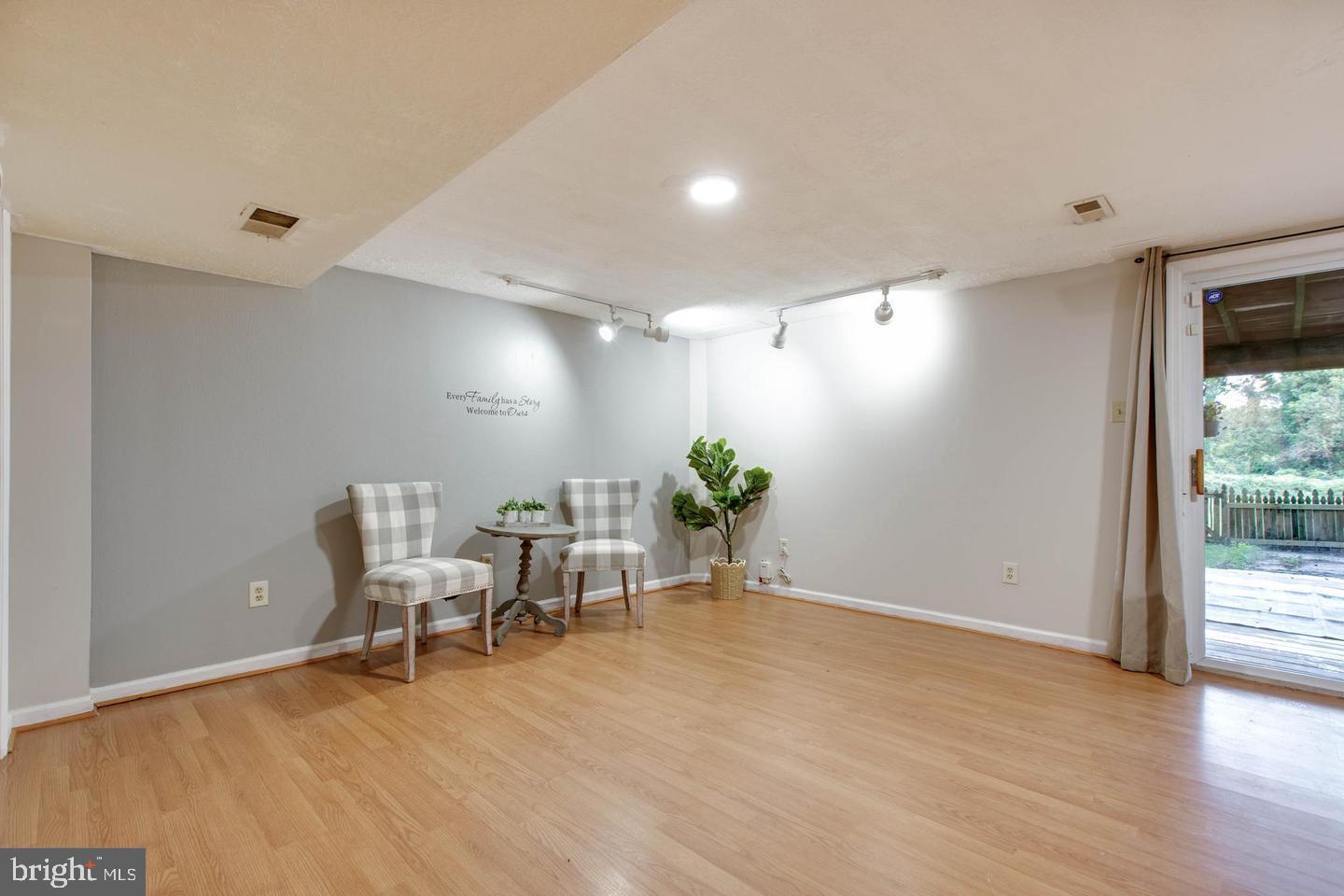 KINGS COURT - Residential Lease