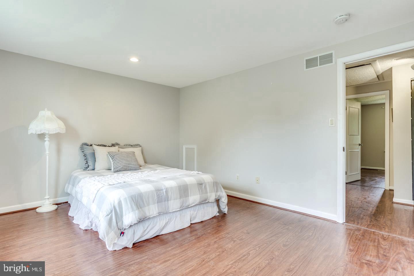 KINGS COURT - Residential Lease