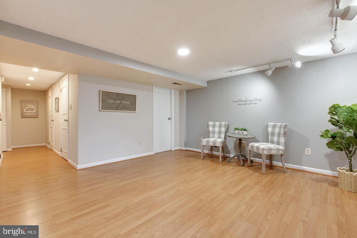 KINGS COURT - Residential Lease