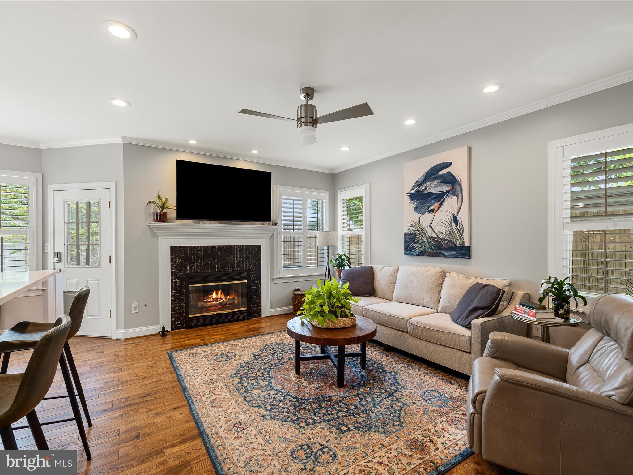 COLONIAL SQUARE - Residential