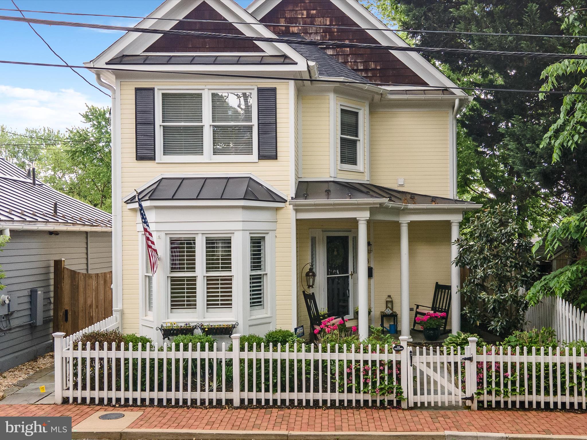 COLONIAL SQUARE - Residential