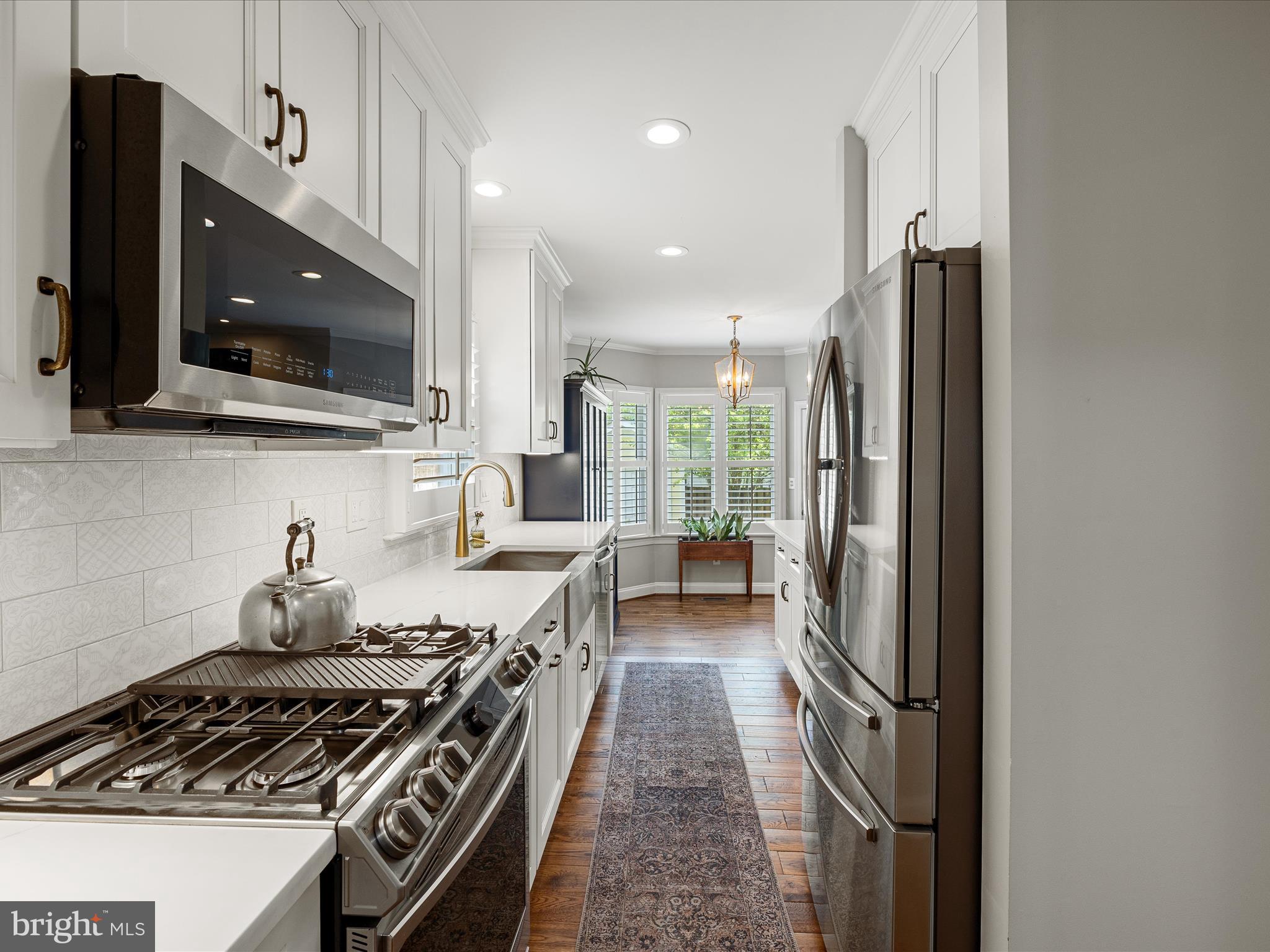 COLONIAL SQUARE - Residential