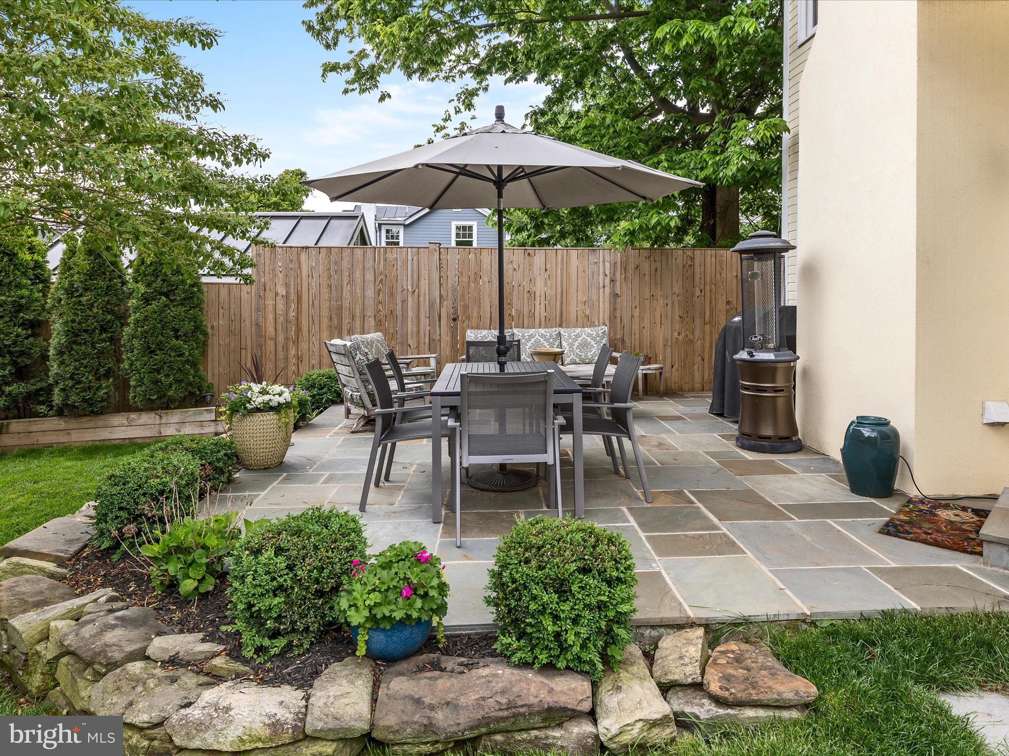 COLONIAL SQUARE - Residential