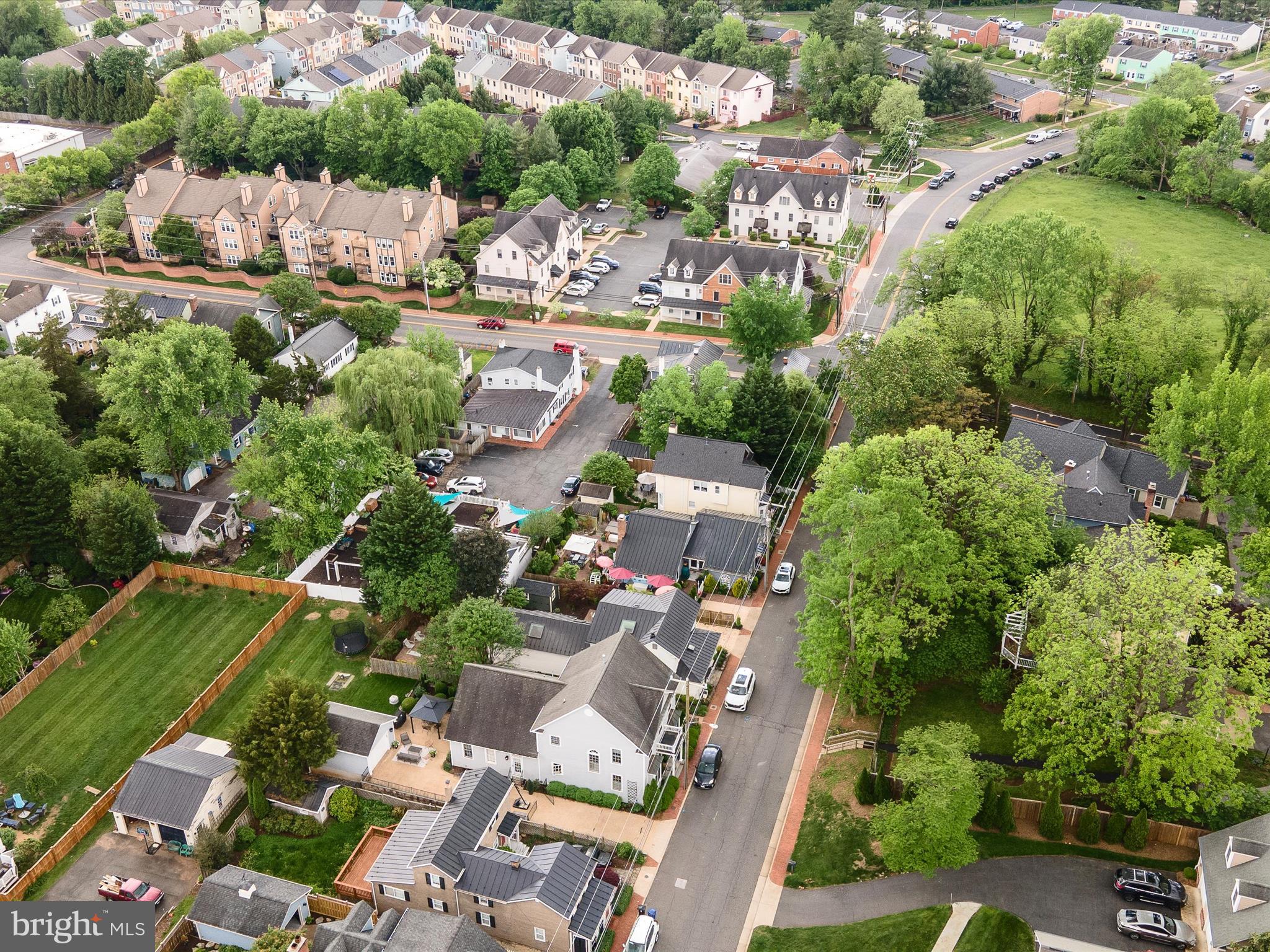 COLONIAL SQUARE - Residential