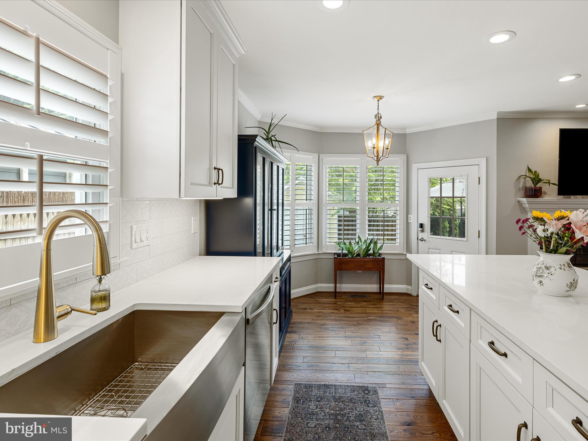 COLONIAL SQUARE - Residential