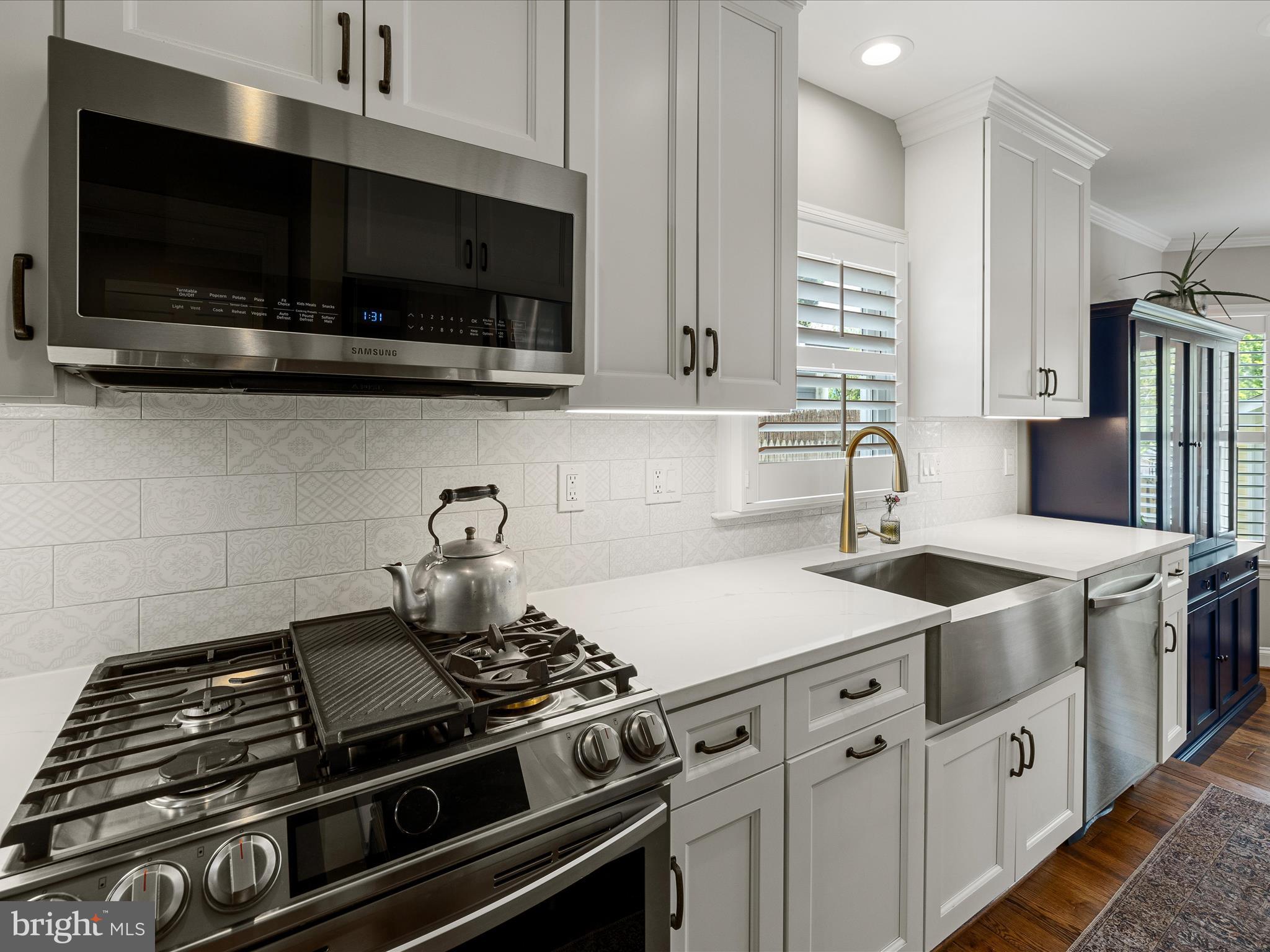 COLONIAL SQUARE - Residential