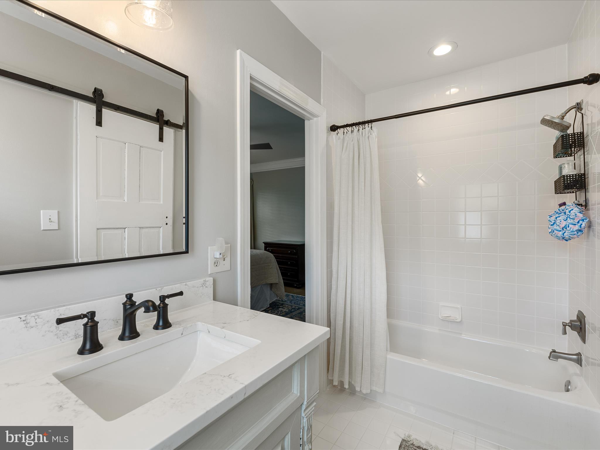 COLONIAL SQUARE - Residential