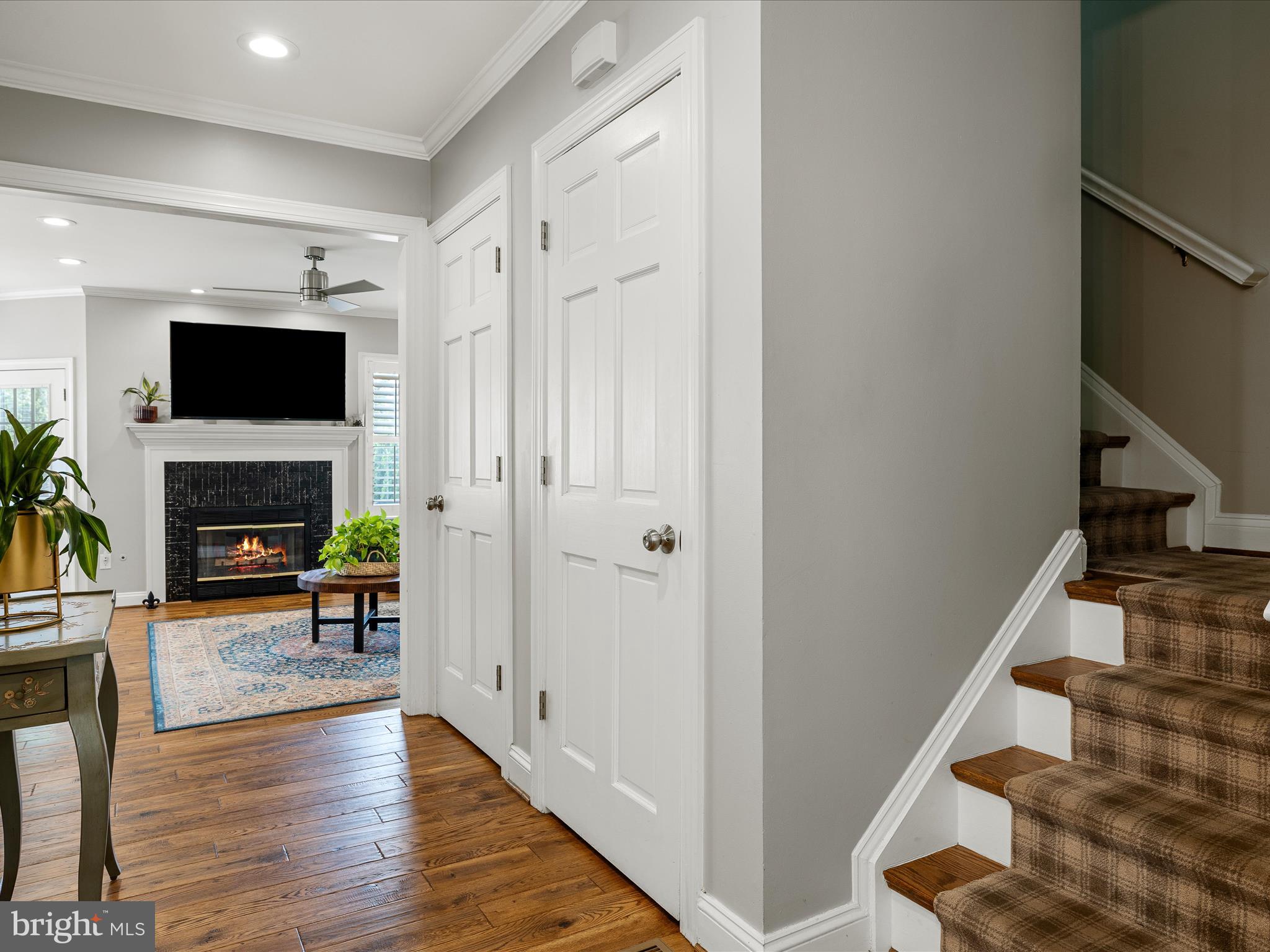 COLONIAL SQUARE - Residential