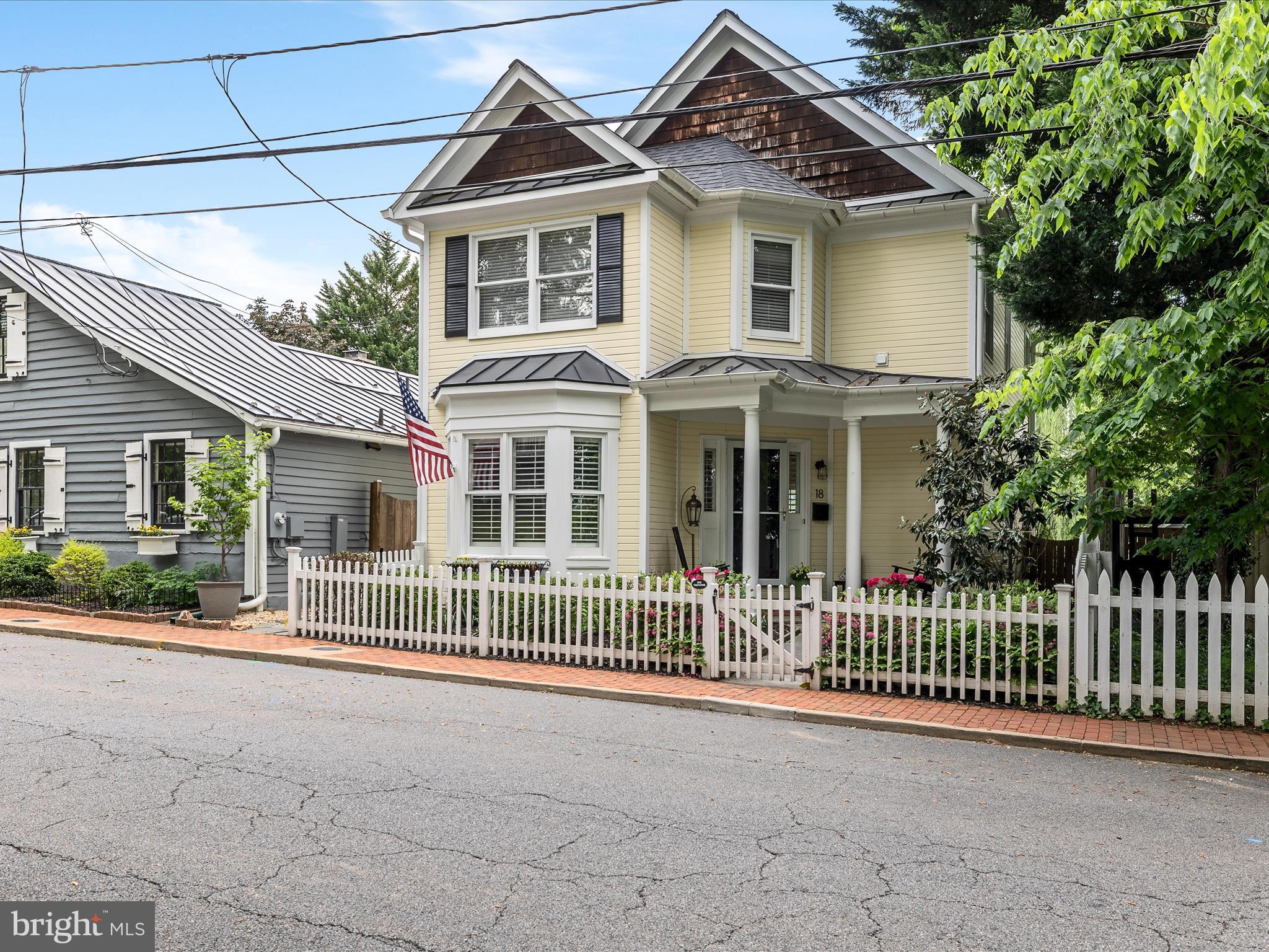 COLONIAL SQUARE - Residential