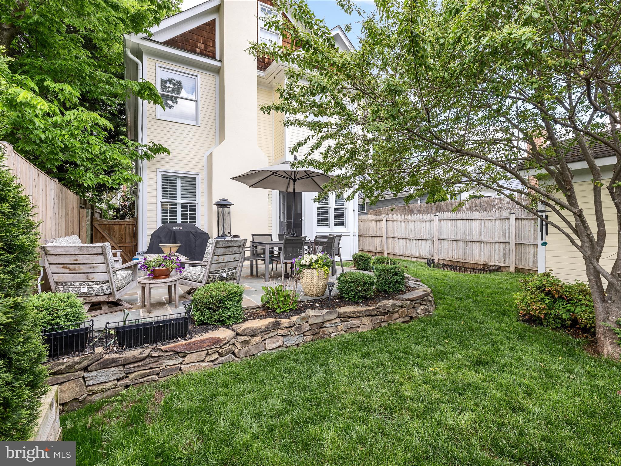 COLONIAL SQUARE - Residential