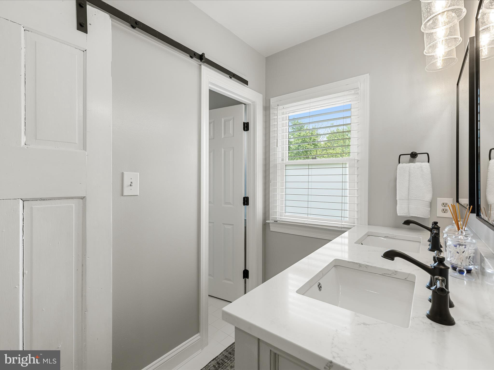 COLONIAL SQUARE - Residential