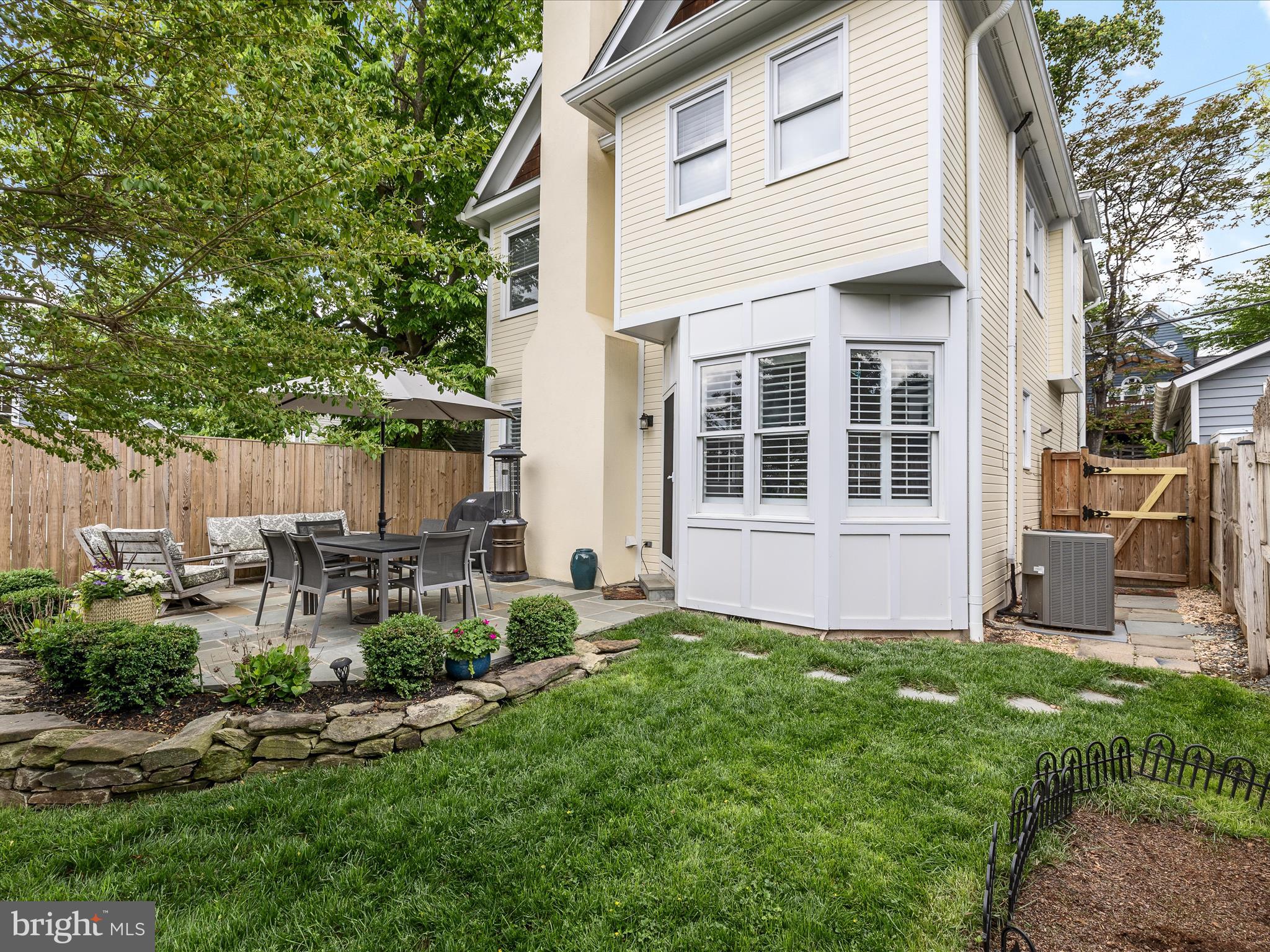 COLONIAL SQUARE - Residential