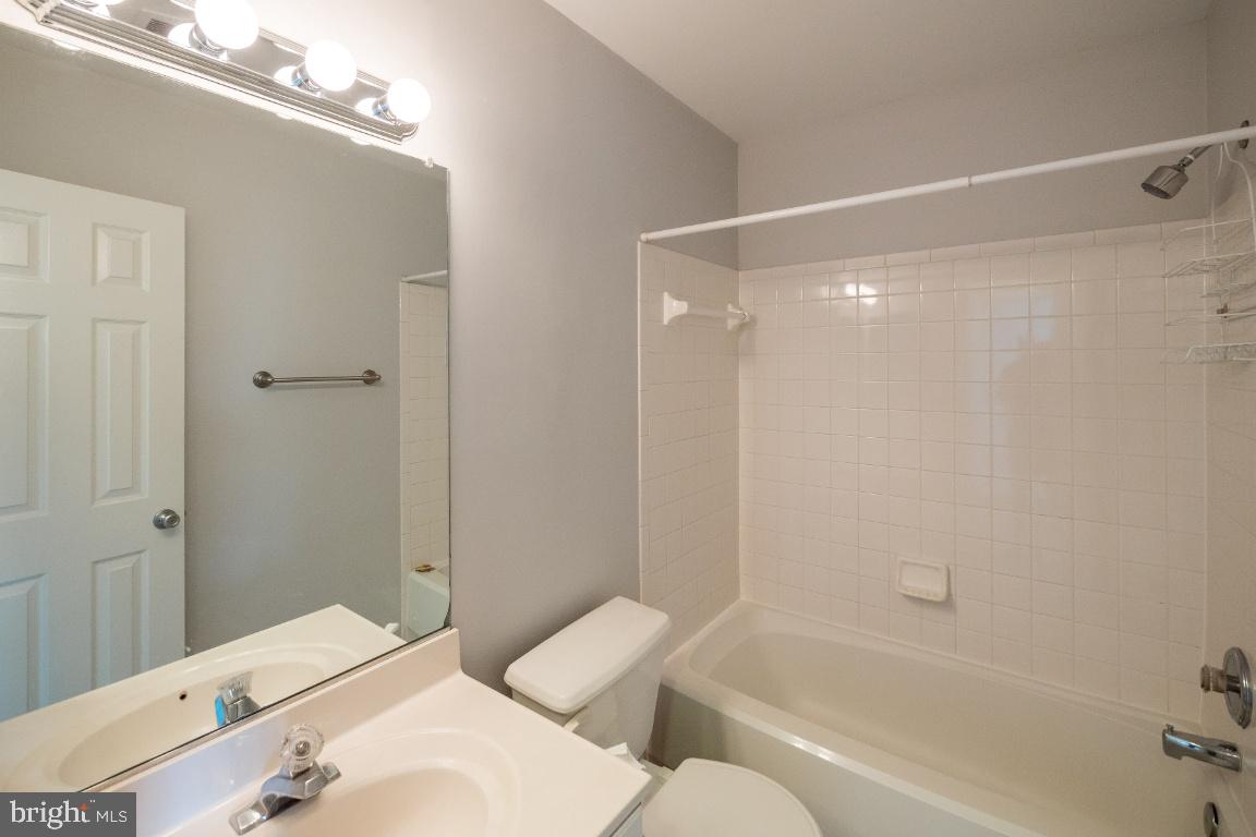 ISLAND CREEK - Residential Lease