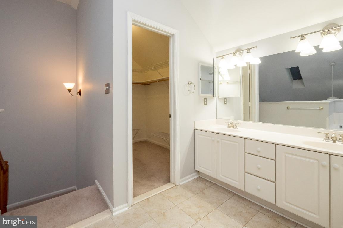 ISLAND CREEK - Residential Lease