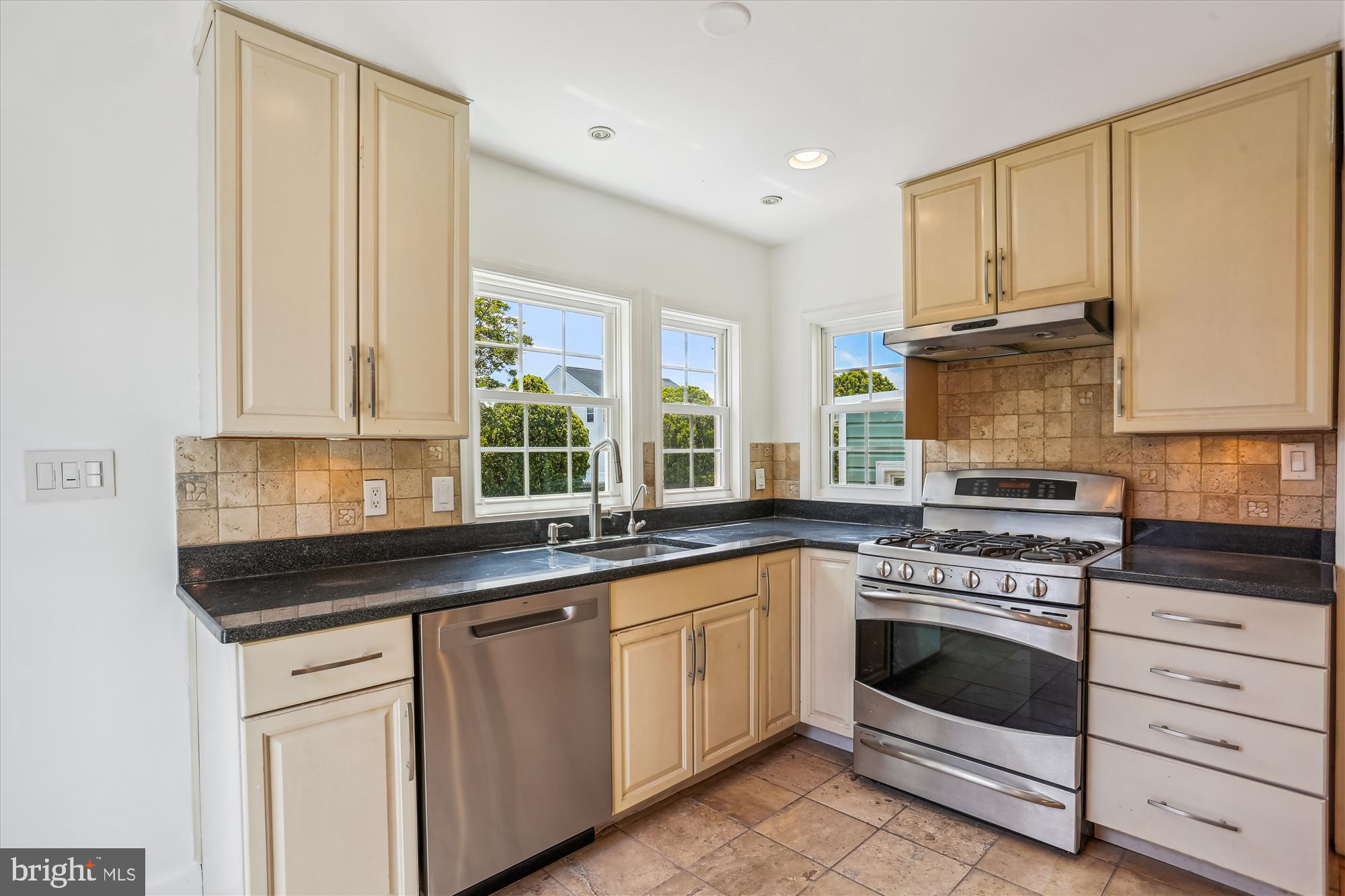 POOLESVILLE - Residential