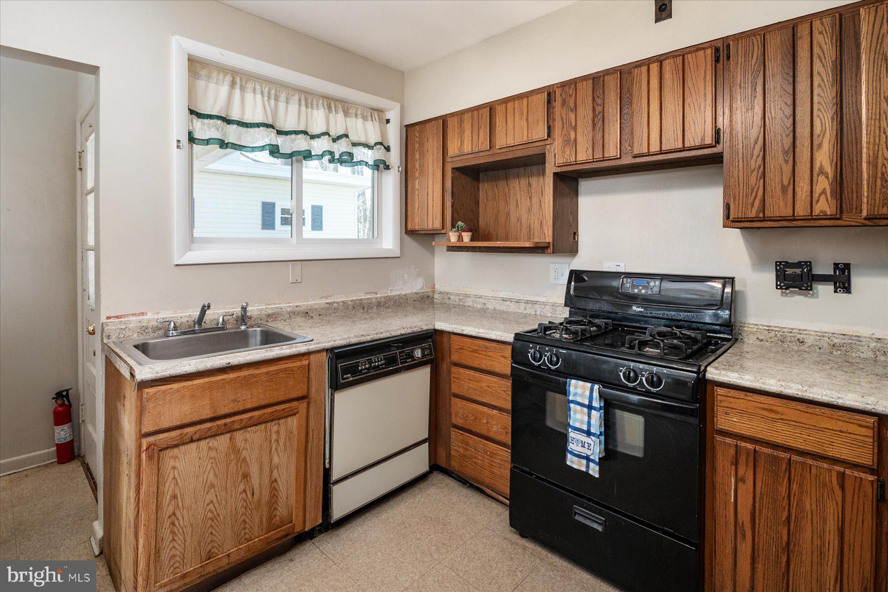 LESLIE MANOR - Residential