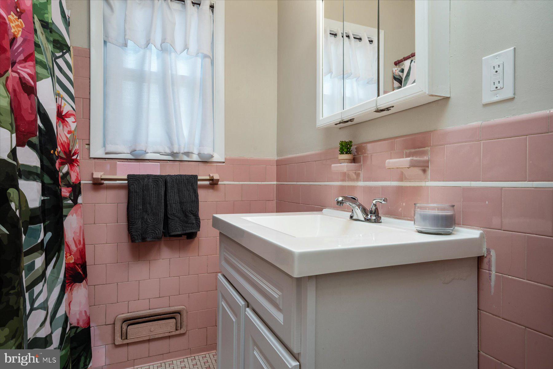 LESLIE MANOR - Residential