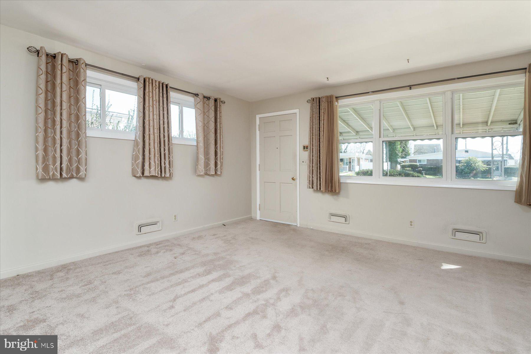 LESLIE MANOR - Residential