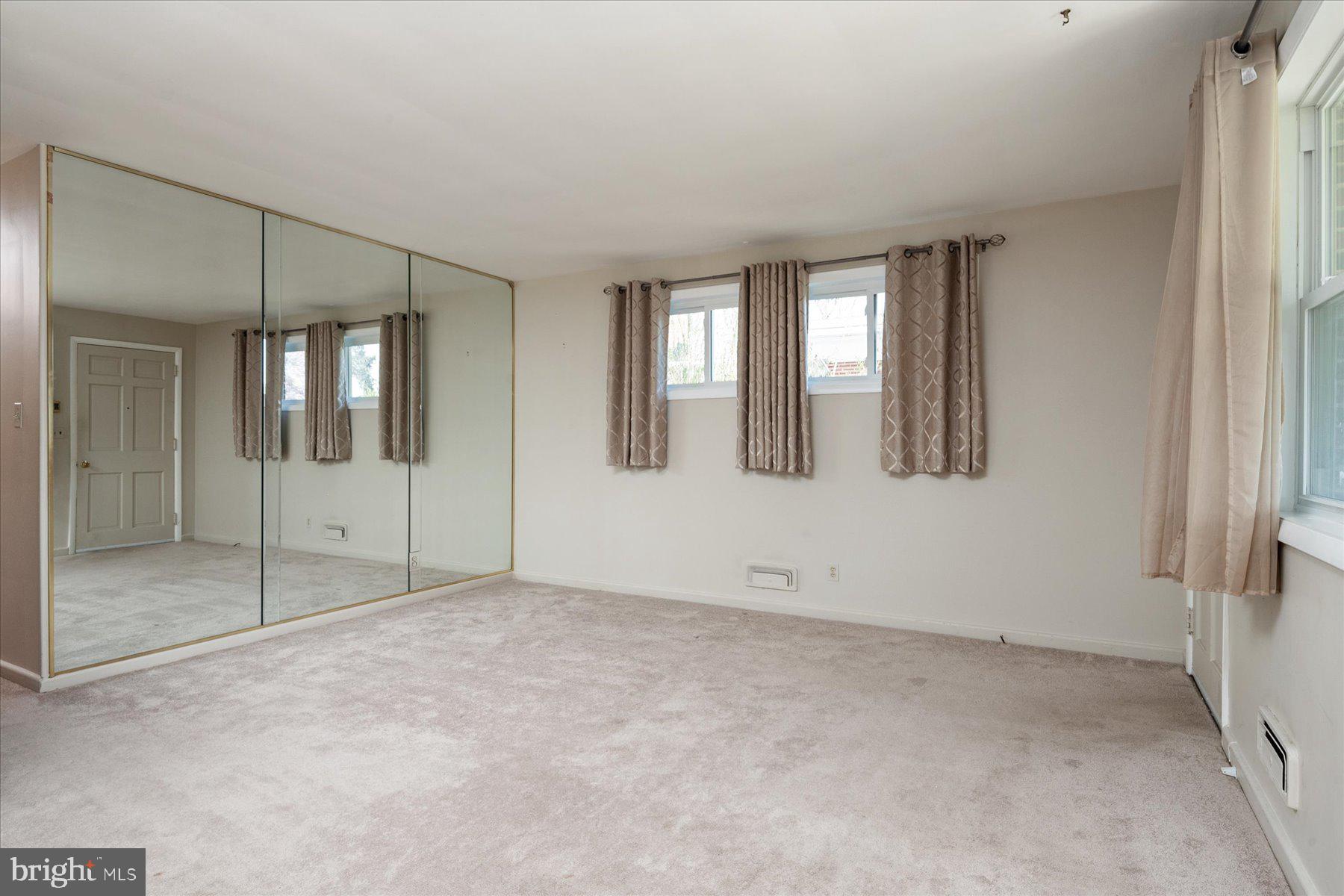 LESLIE MANOR - Residential